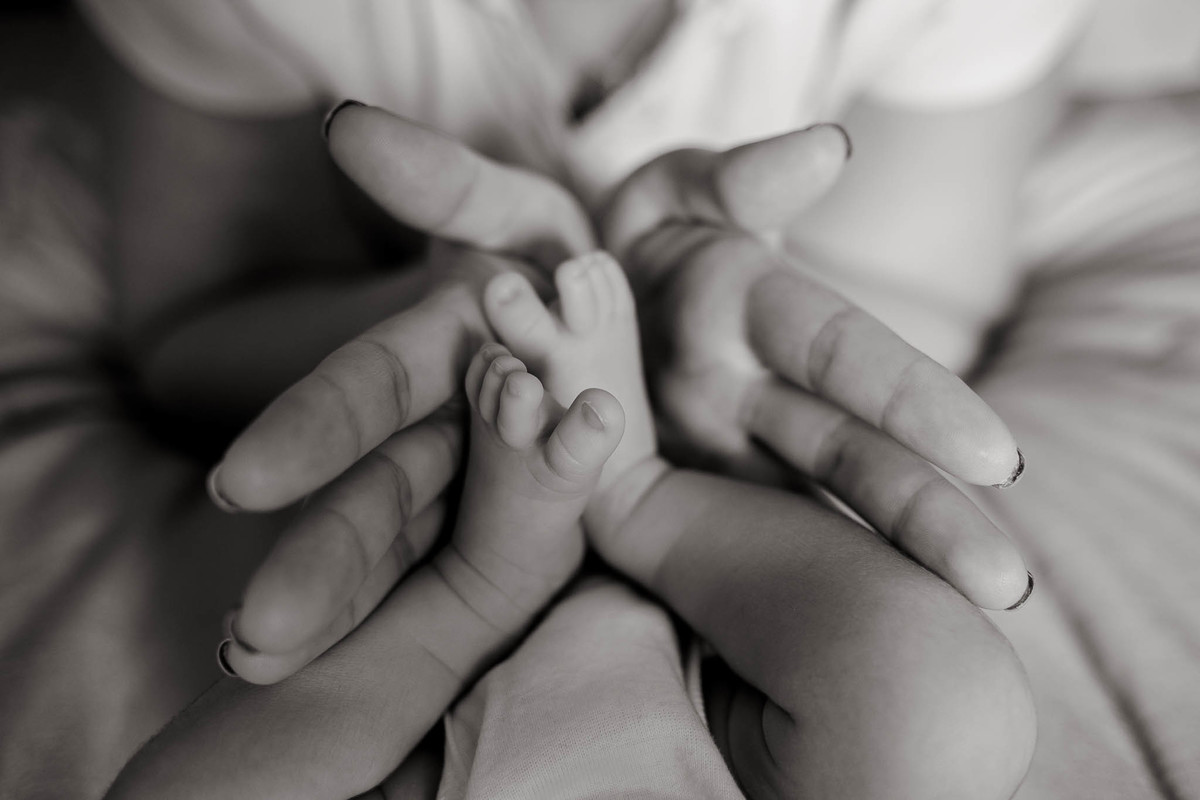 fotografa_de_recem_nascido_newborn_lifestyle_em_casa_goiania_pezinhos_de_bebe_livia_guimaraes 