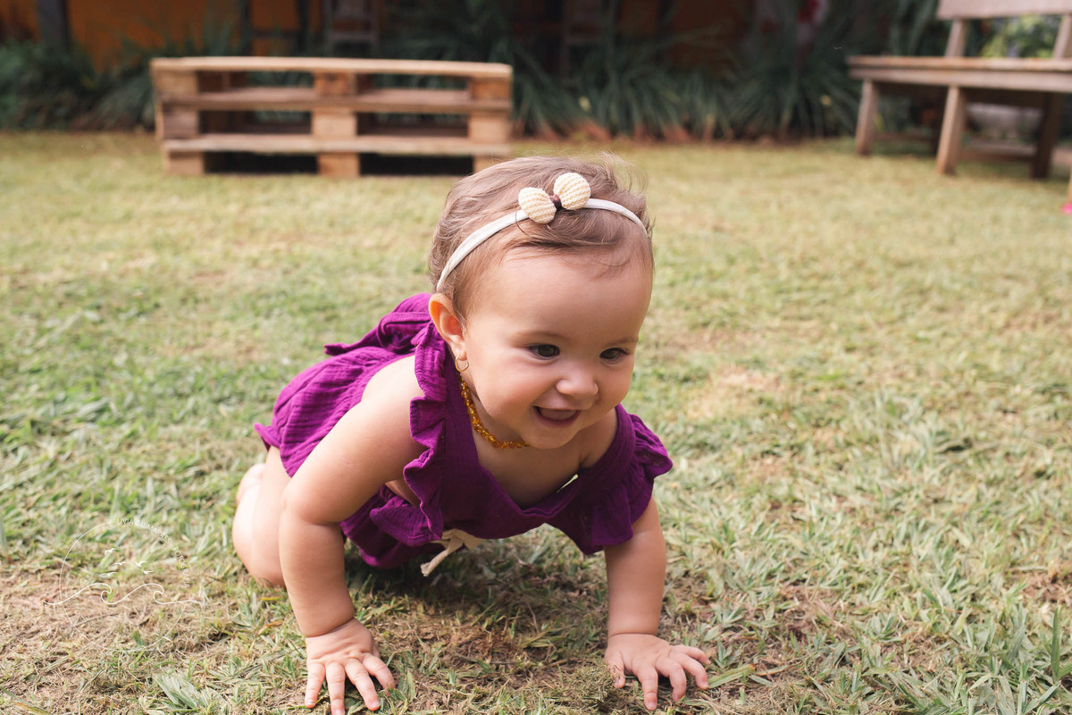 fotografa_de_bebes_e_familia_foto_em_casa_no_jardim_bebe_engatinhado_goiania_livia_guimaraes 