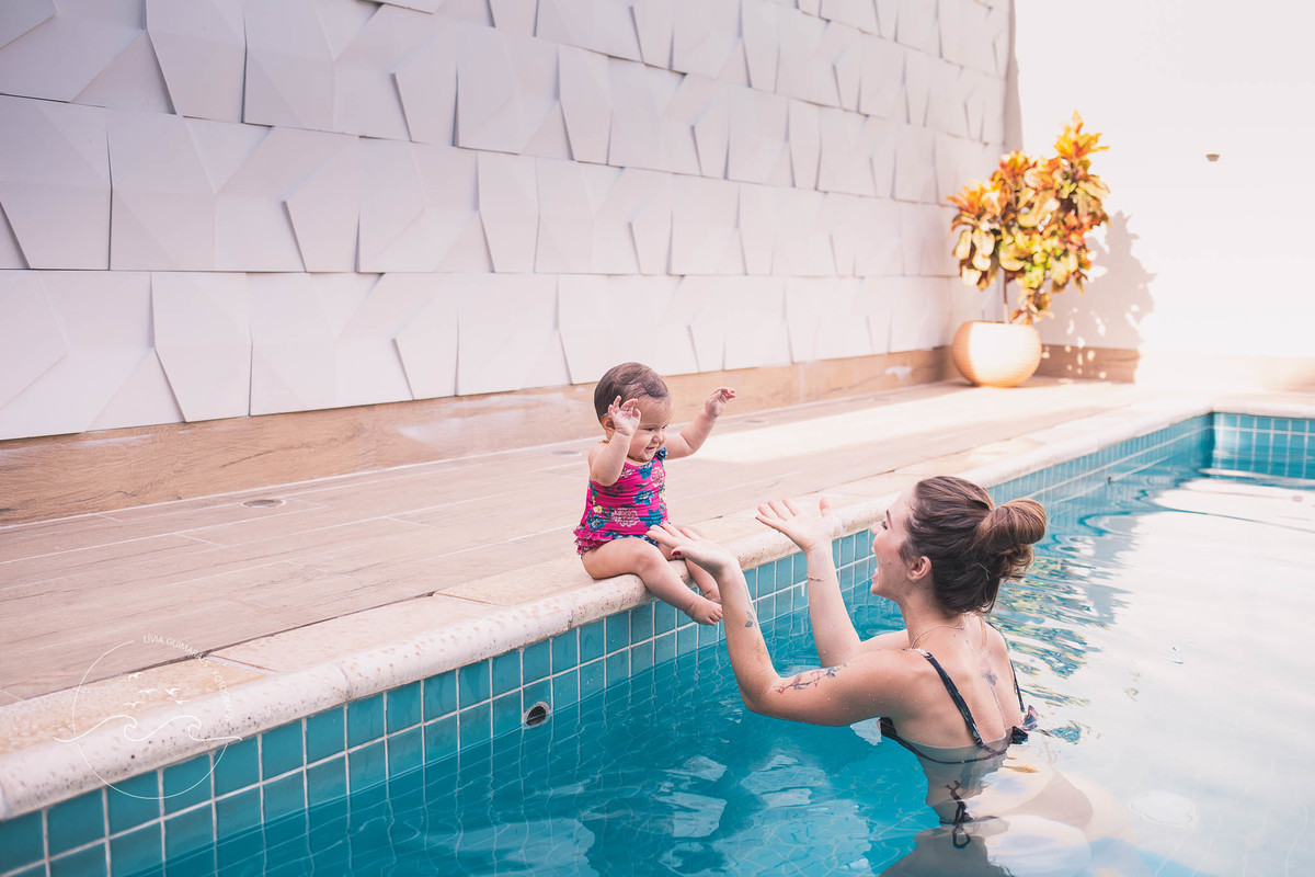 fotografa_de_bebes_e_familia_foto_em_casa_na_piscina_natação_de_bebe_goiania_livia_guimaraes 