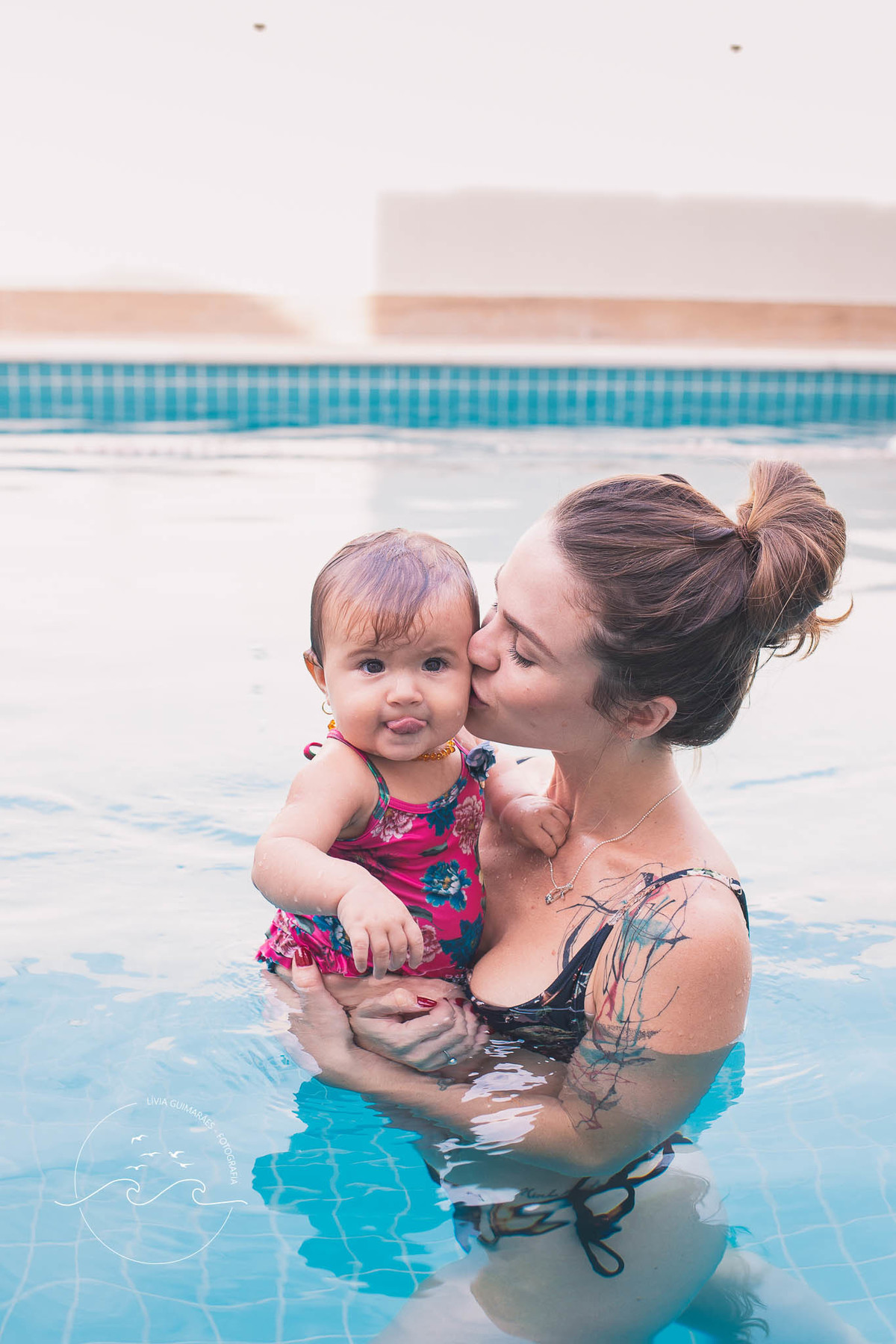 fotografa_de_bebes_e_familia_foto_em_casa_na_piscina_natação_de_bebe_goiania_livia_guimaraes 