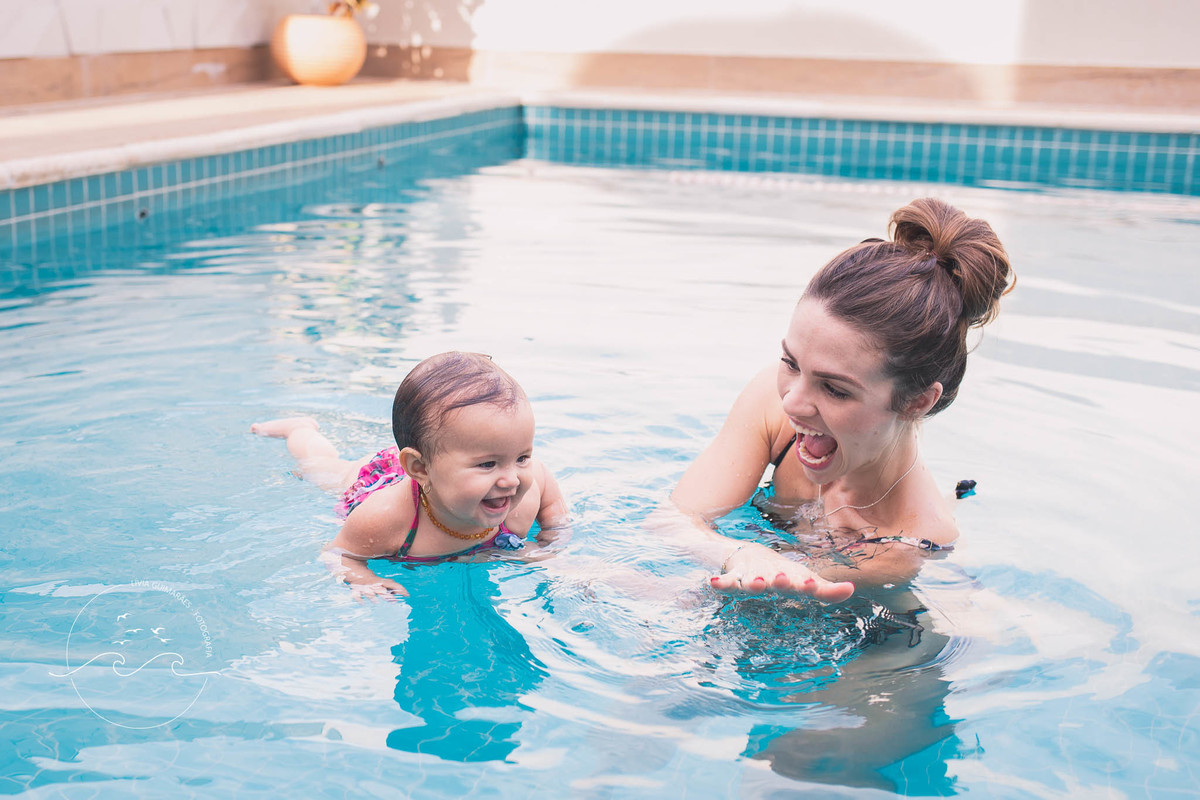 fotografa_de_bebes_e_familia_foto_em_casa_na_piscina_natação_de_bebe_goiania_livia_guimaraes 