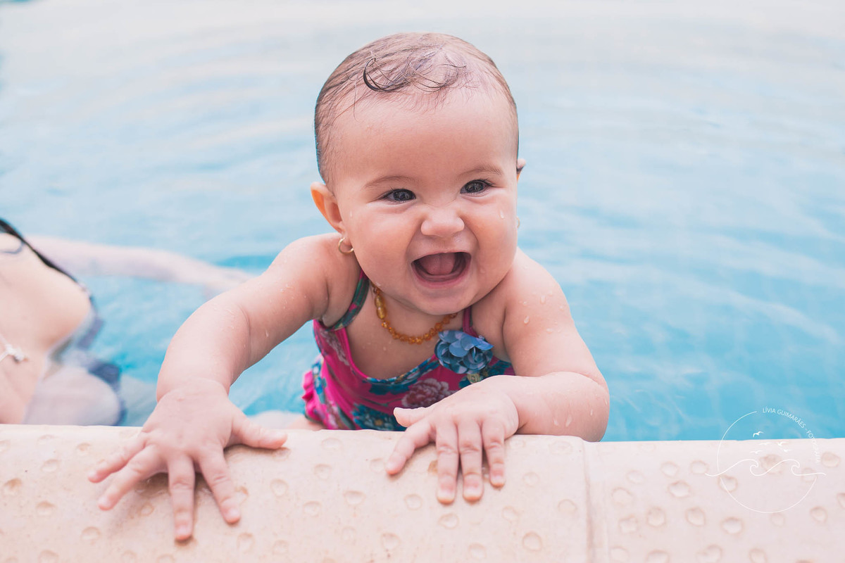 fotografa_de_bebes_e_familia_foto_em_casa_na_piscina_natação_de_bebe_goiania_livia_guimaraes 