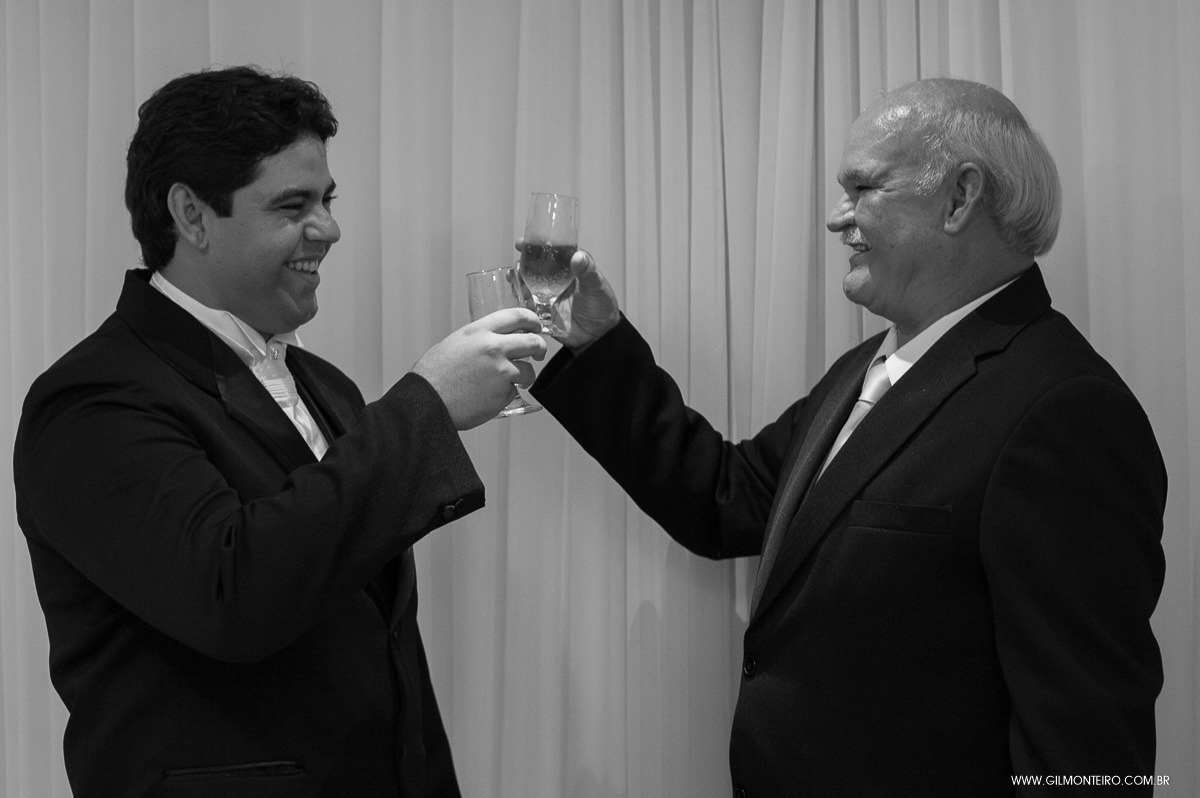 binde do pai do noivo com o noivo no dia do casamento