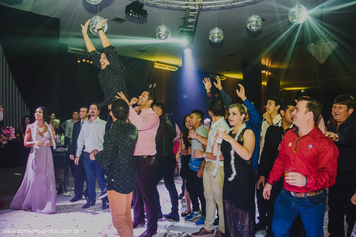 noivo jogando a garrafa