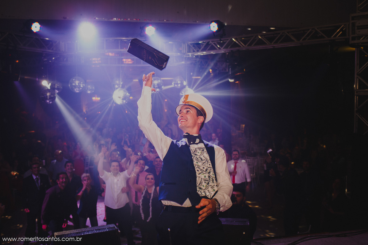 noivo jogando a garrafa