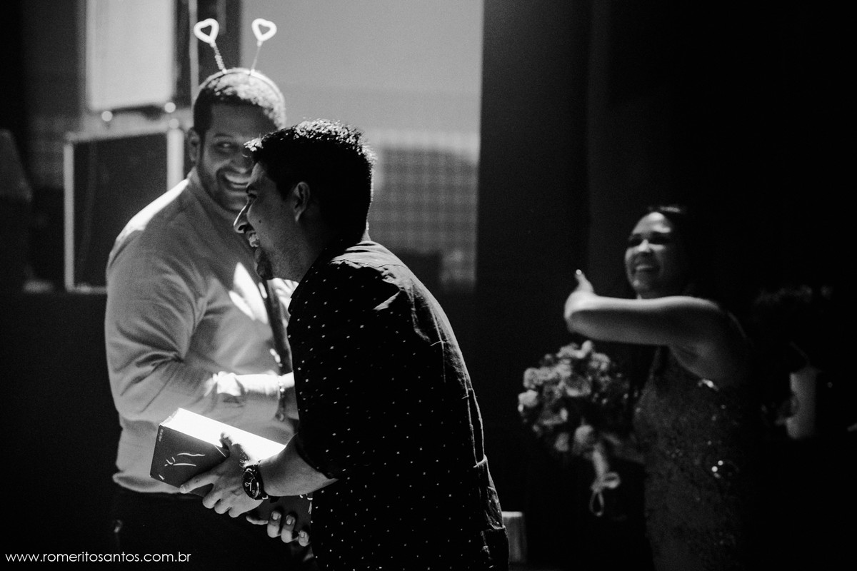 noivo jogando a garrafa