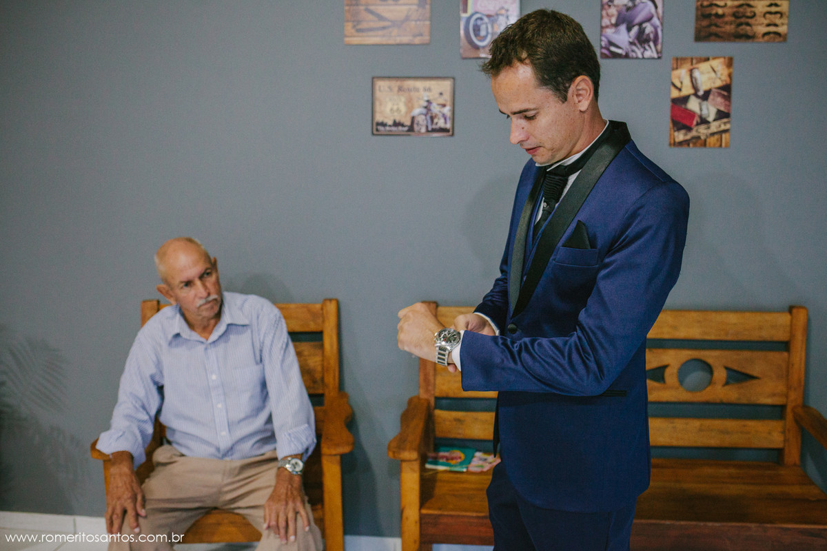 noivo colocando o relógio para o momento do seu casamento