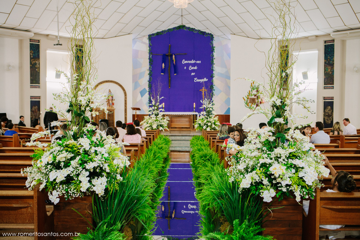 entrada da igreja decorada com o chão de vidro
