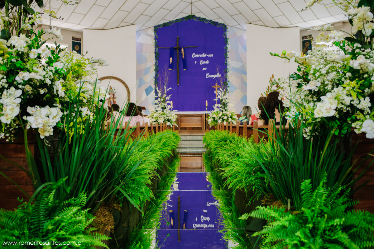 entrada da igreja decorada com o chão de vidro