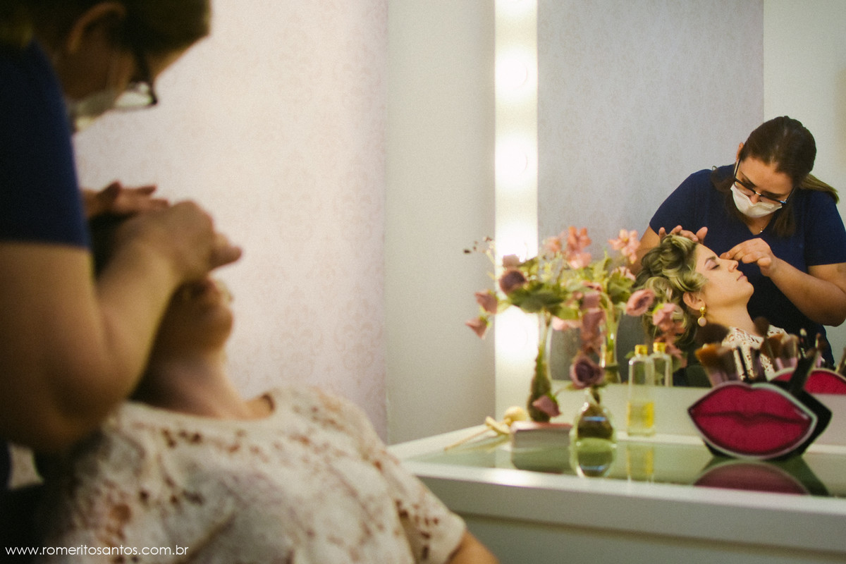 noiva no salão de cabeleireiro na maquiagem