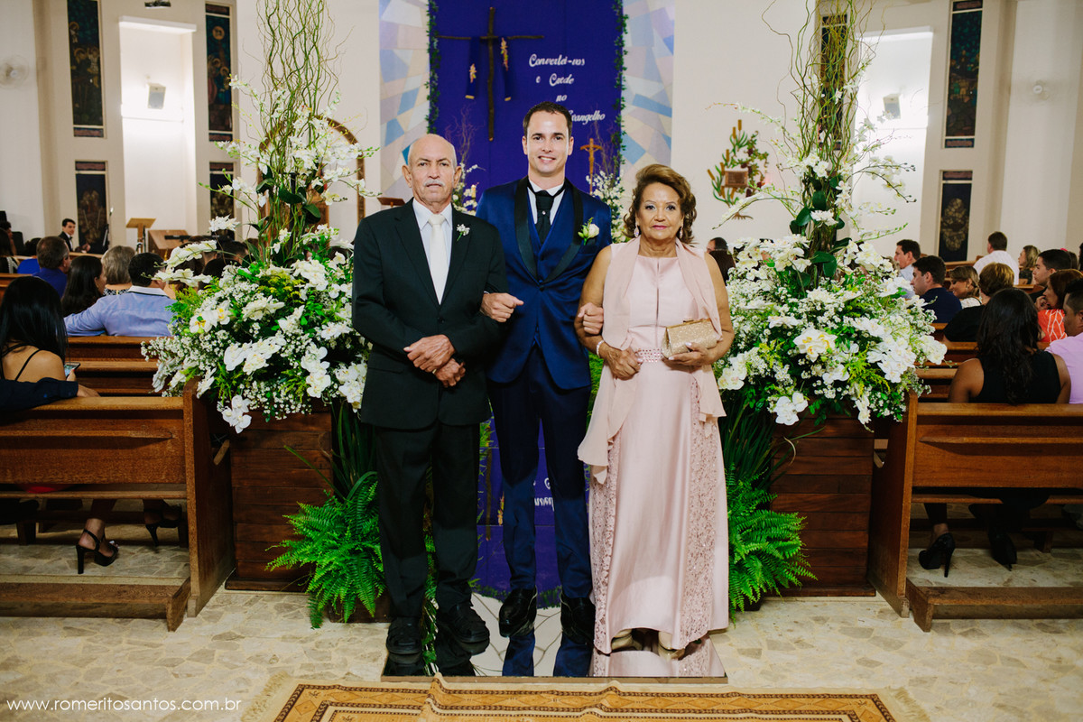 retrato do noivo junto com seus pais