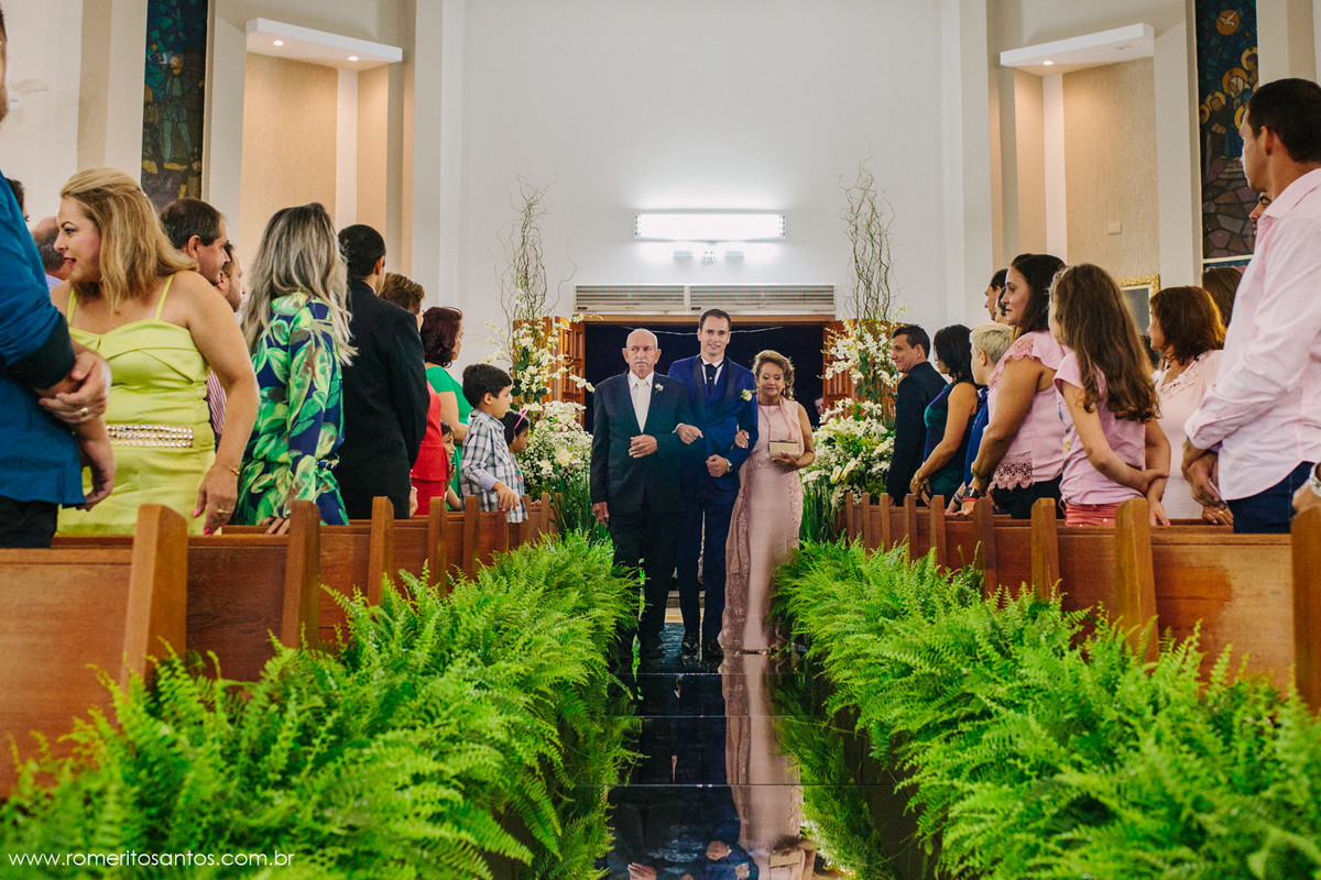 entrado do noivo com seu pais com a decoração com o chão de vidro