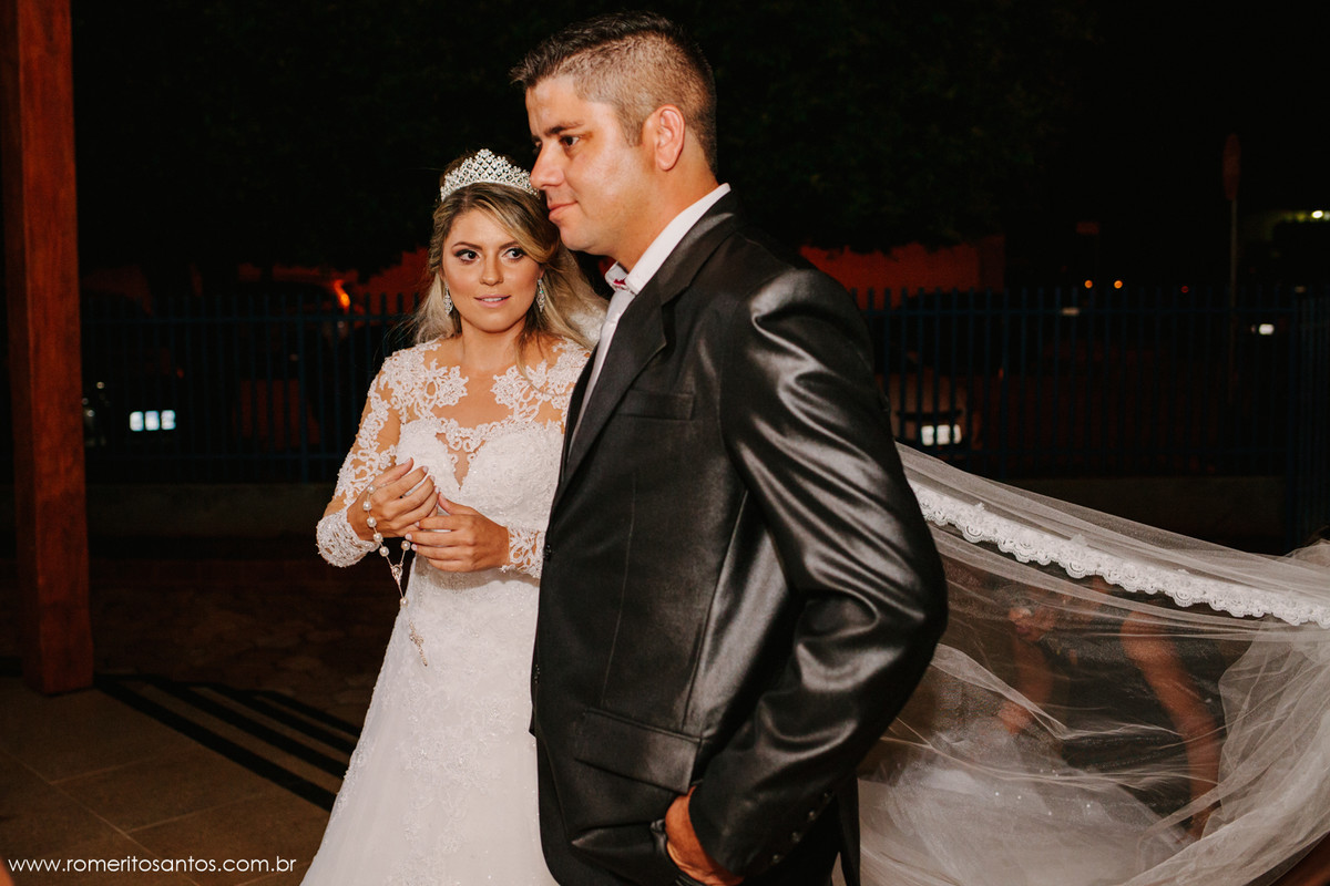 noiva esperando a entrada com seu irmão