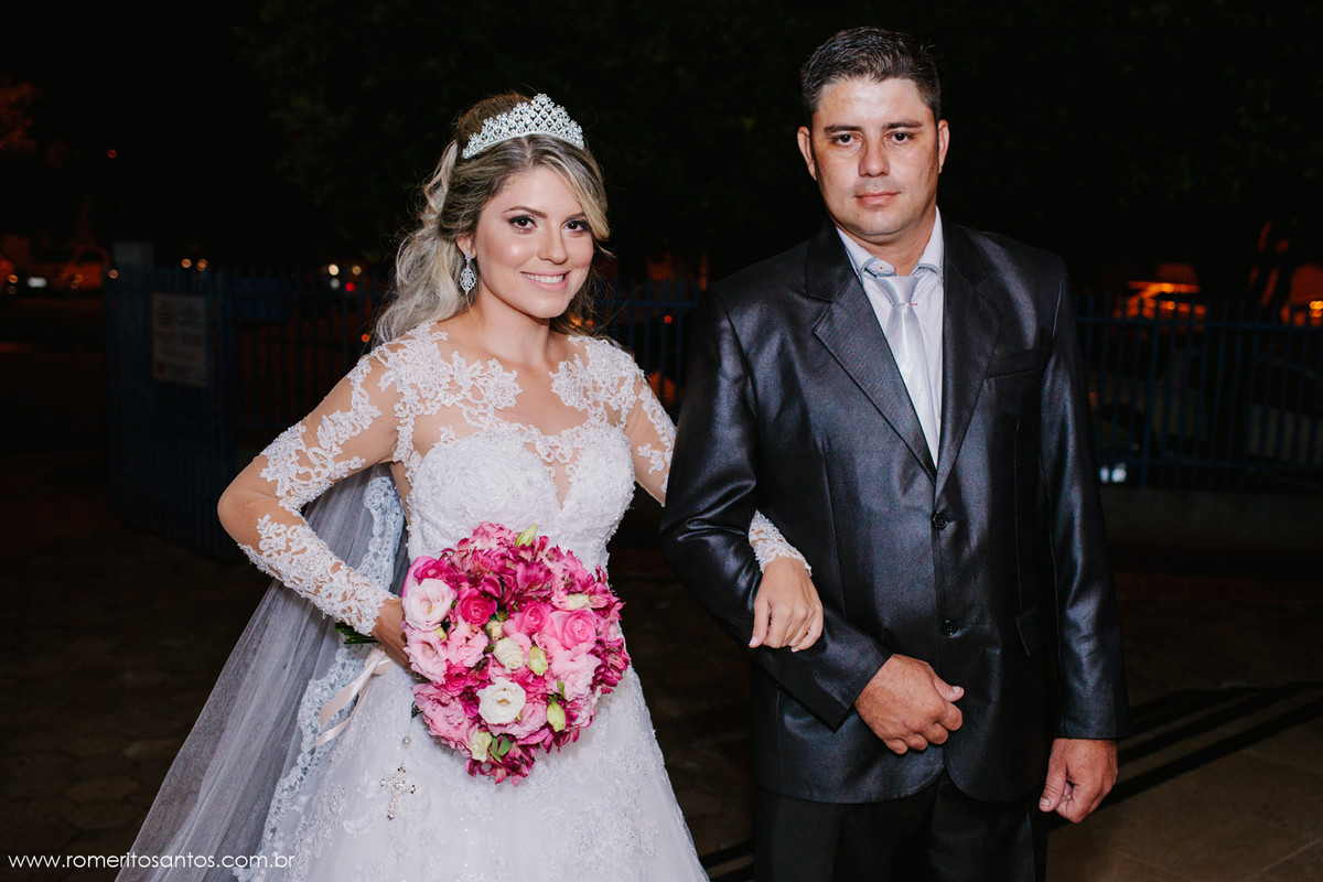 Foto Retrato da noiva com seu irmão minutos antes de sua entrada para seu casamento