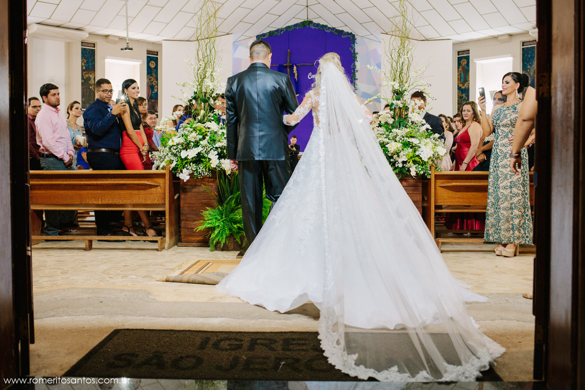 foto da entrada da noiva na igreja com seu irmão