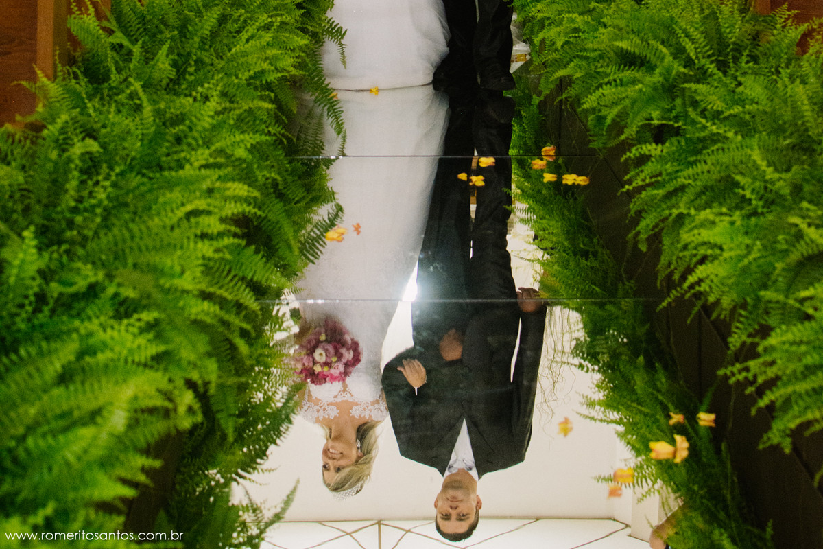 imagem do corredor de vidro com a noiva e seu irmão