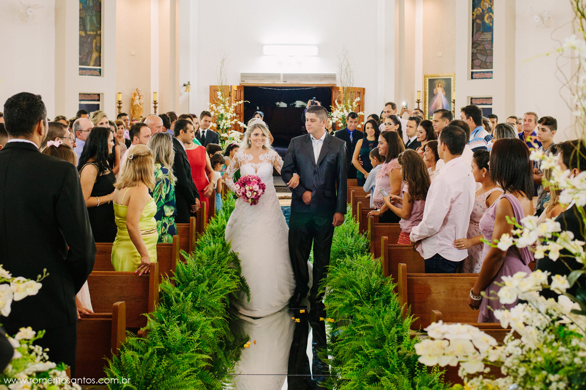 entrada da noiva na igreja com o lindo corredor com chão de vidro