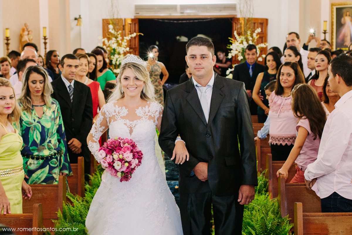 entrada da noiva na igreja com o lindo corredor com chão de vidro