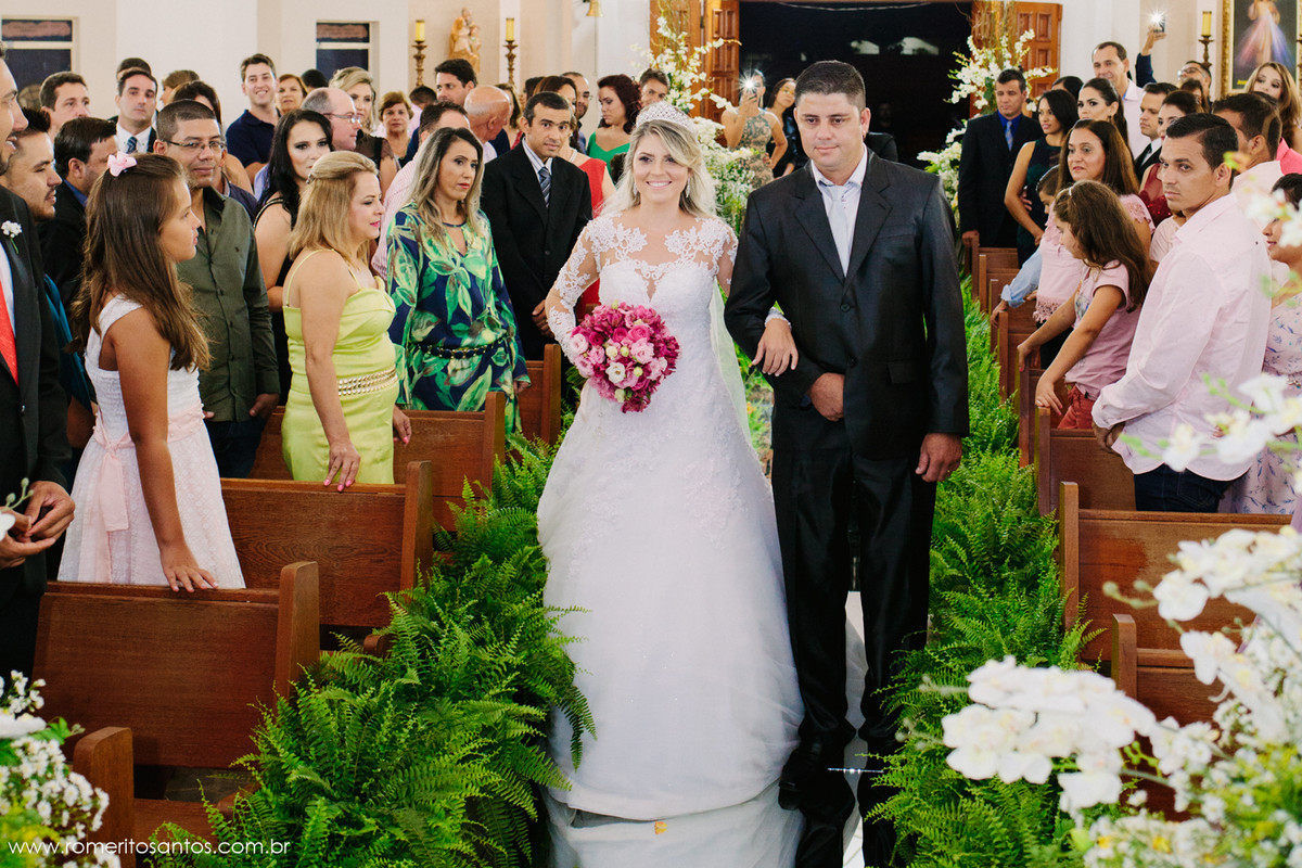 entrada da noiva na igreja com o lindo corredor com chão de vidro