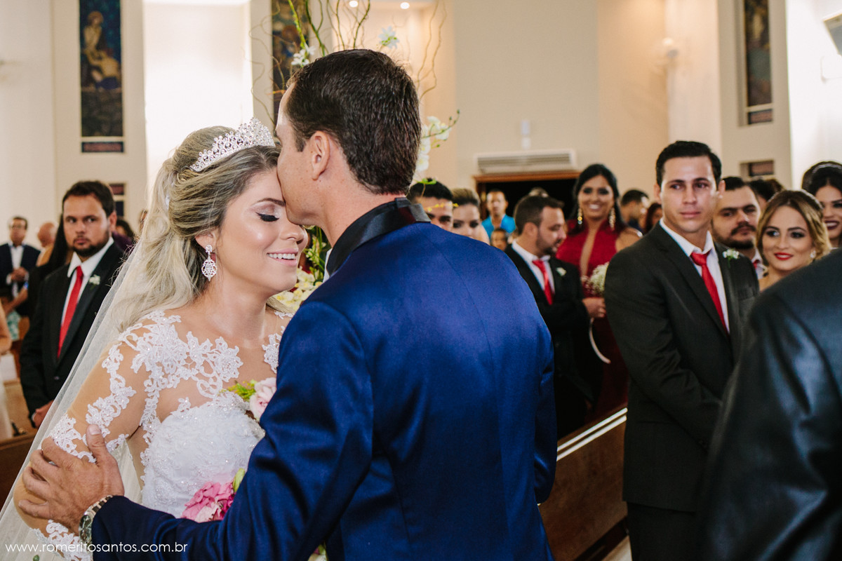 beijo do noivo em sua futura esposa no altar