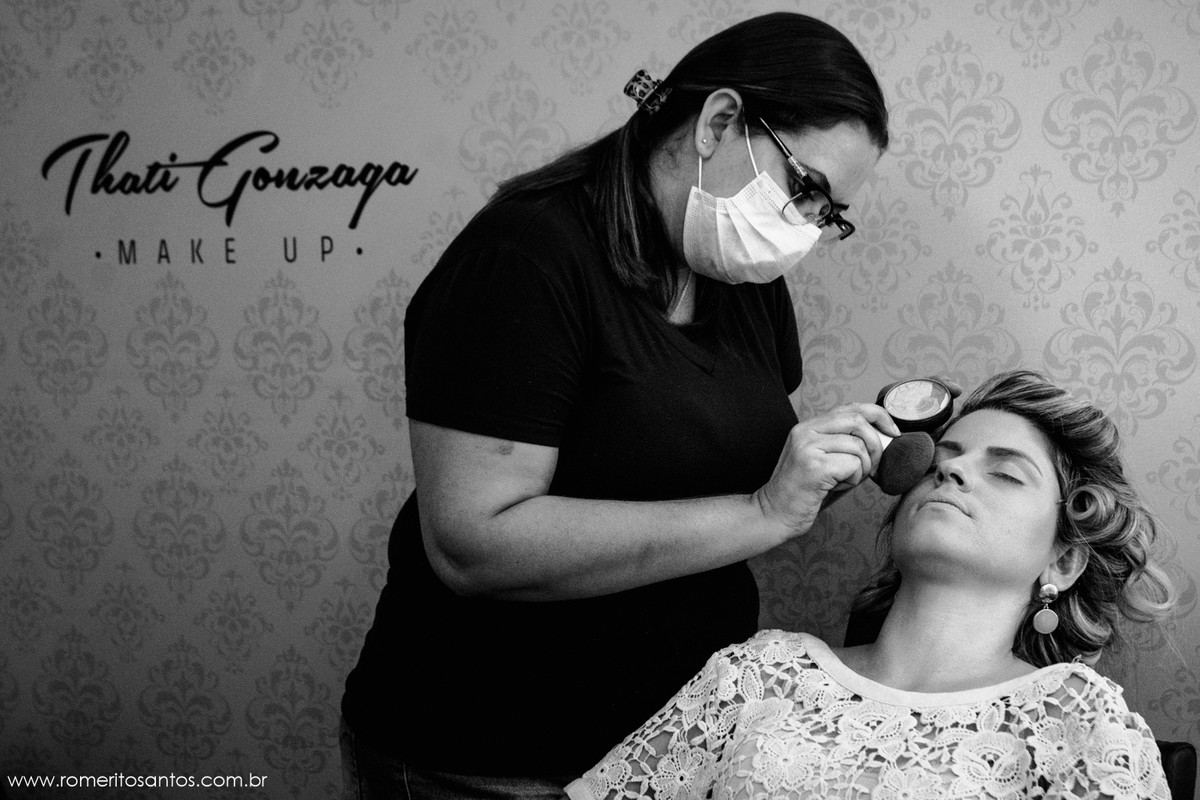 noiva kelly bueno fazendo a sua maquiagem