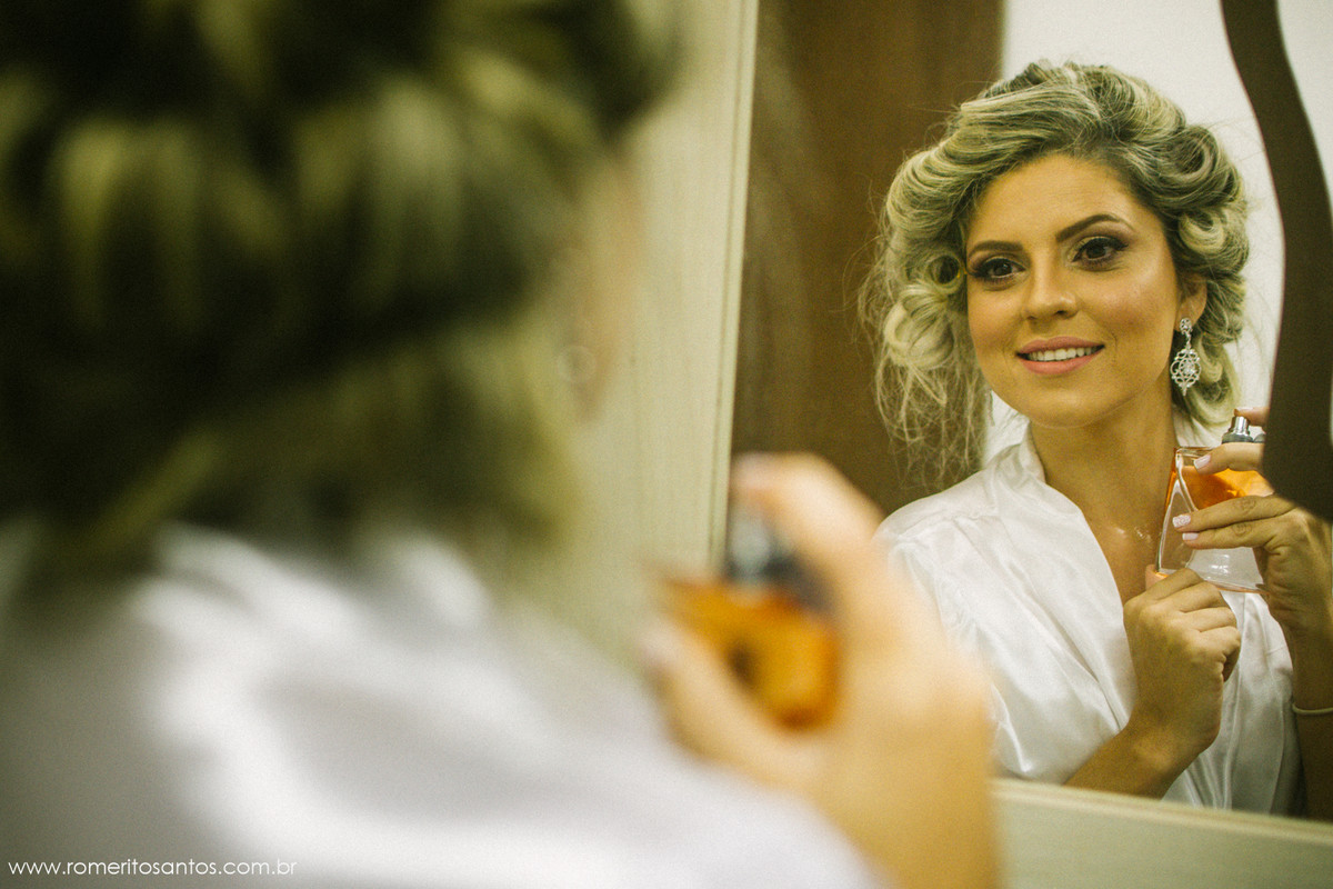 noiva Kelly Bueno se olhando para o espelho