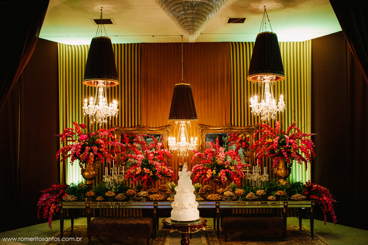 linda decoração da mesa do bolo do casamento feita pela empresa Diner Picolo