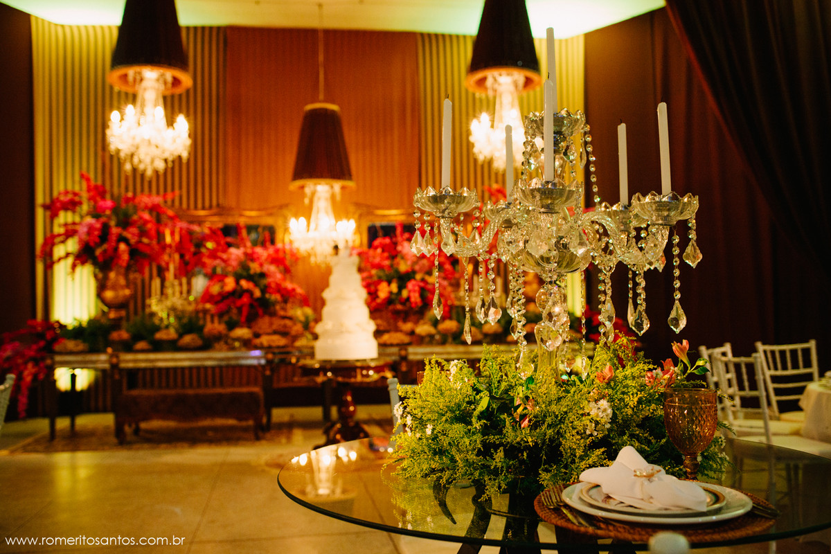 linda decoração da mesa do bolo do casamento feita pela empresa Diner Picolo