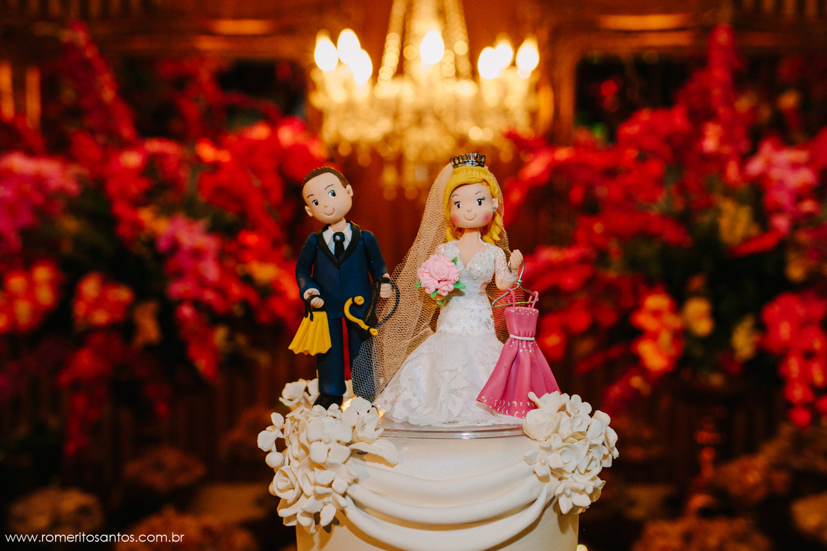 linda decoração da mesa do bolo do casamento feita pela empresa Diner Picolo