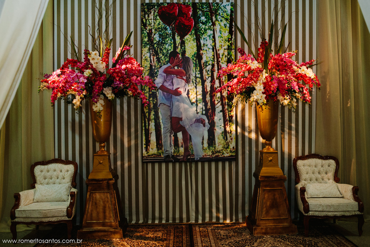 linda decoração da mesa do bolo do casamento feita pela empresa Diner Picolo