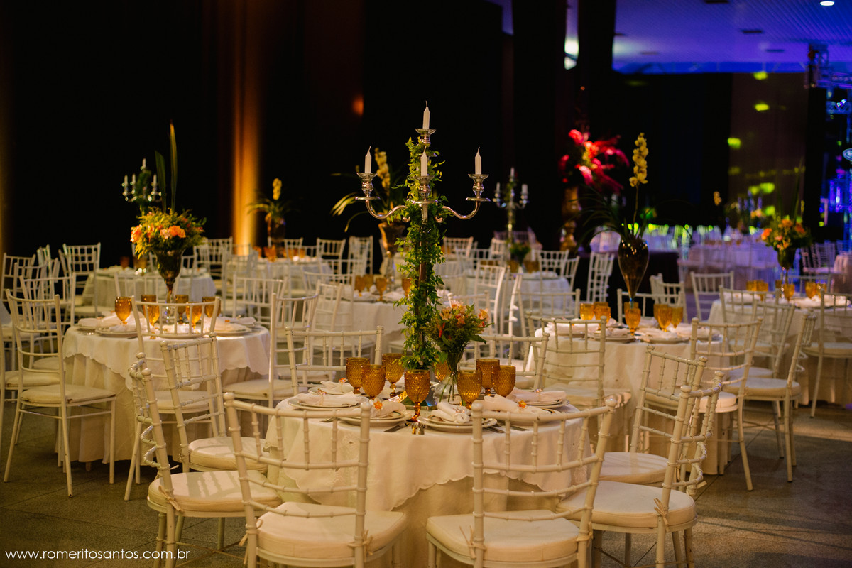linda decoração da mesa do bolo do casamento feita pela empresa Diner Picolo