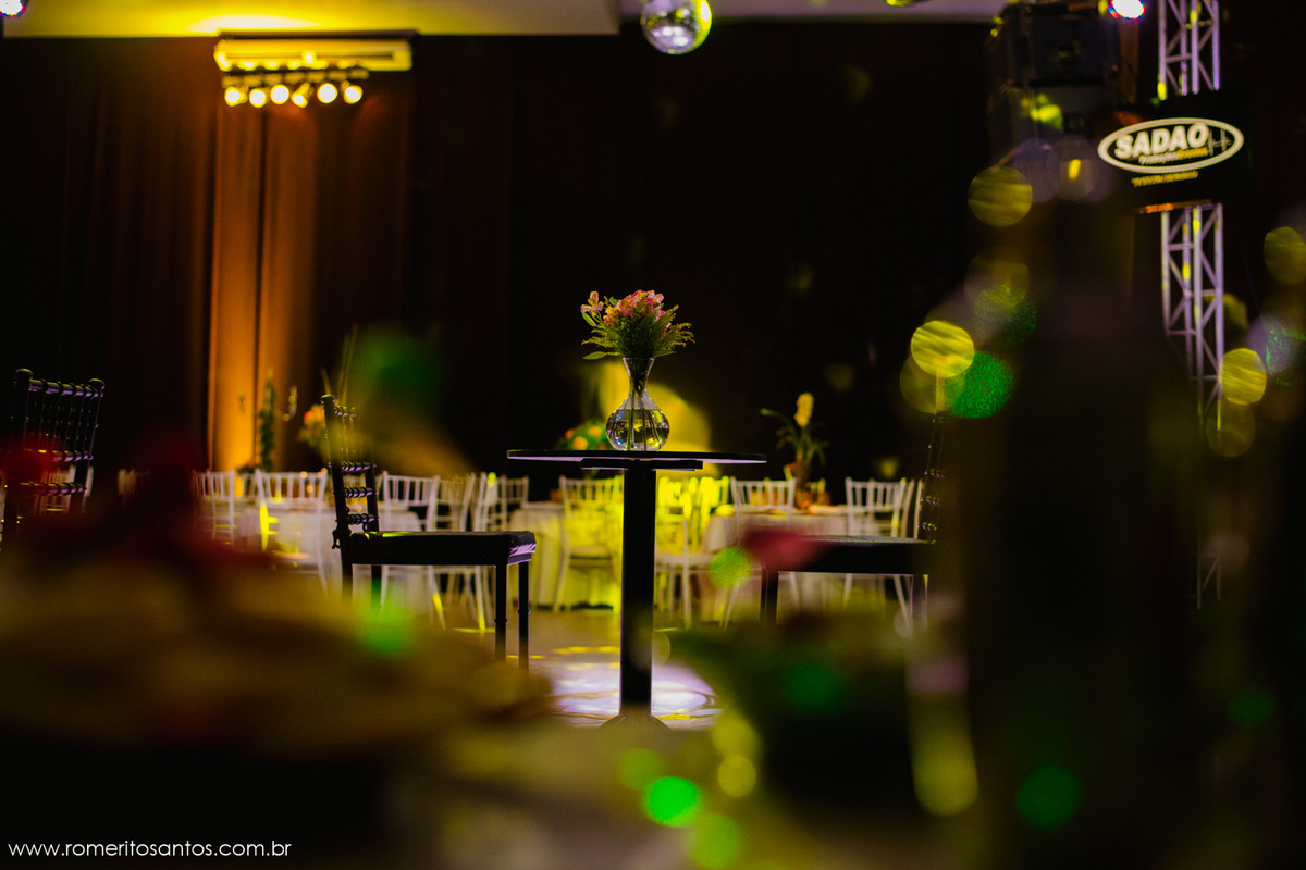 linda decoração da mesa do bolo do casamento feita pela empresa Diner Picolo