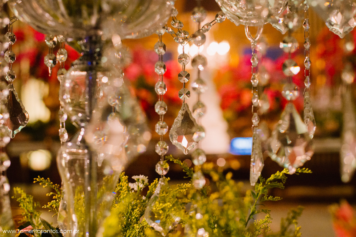 linda decoração da mesa do bolo do casamento feita pela empresa Diner Picolo