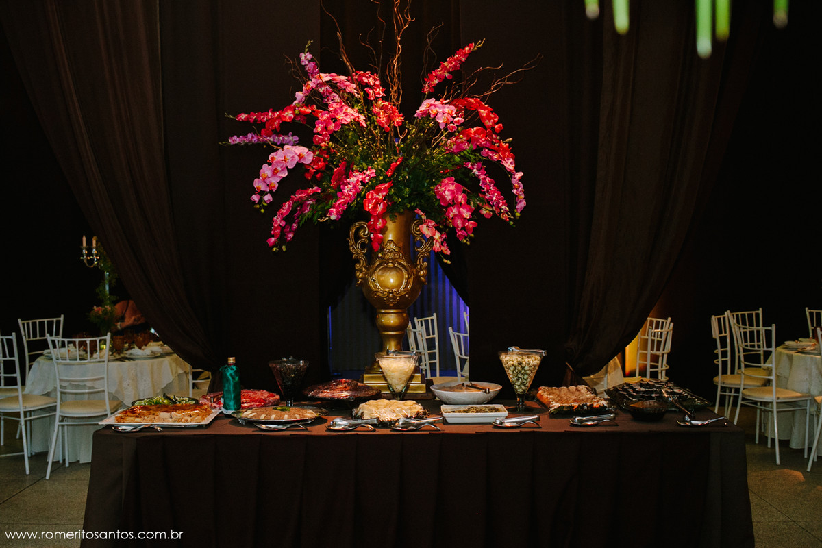 linda decoração da mesa do bolo do casamento feita pela empresa Diner Picolo e com os guichos da  marta buffet
