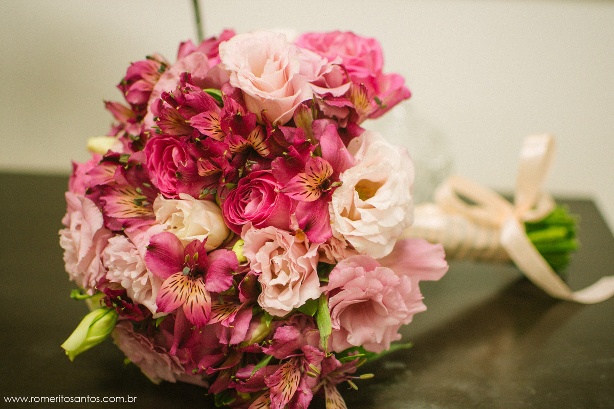 buque de rosas na cor rosa e branco Kelly Bueno