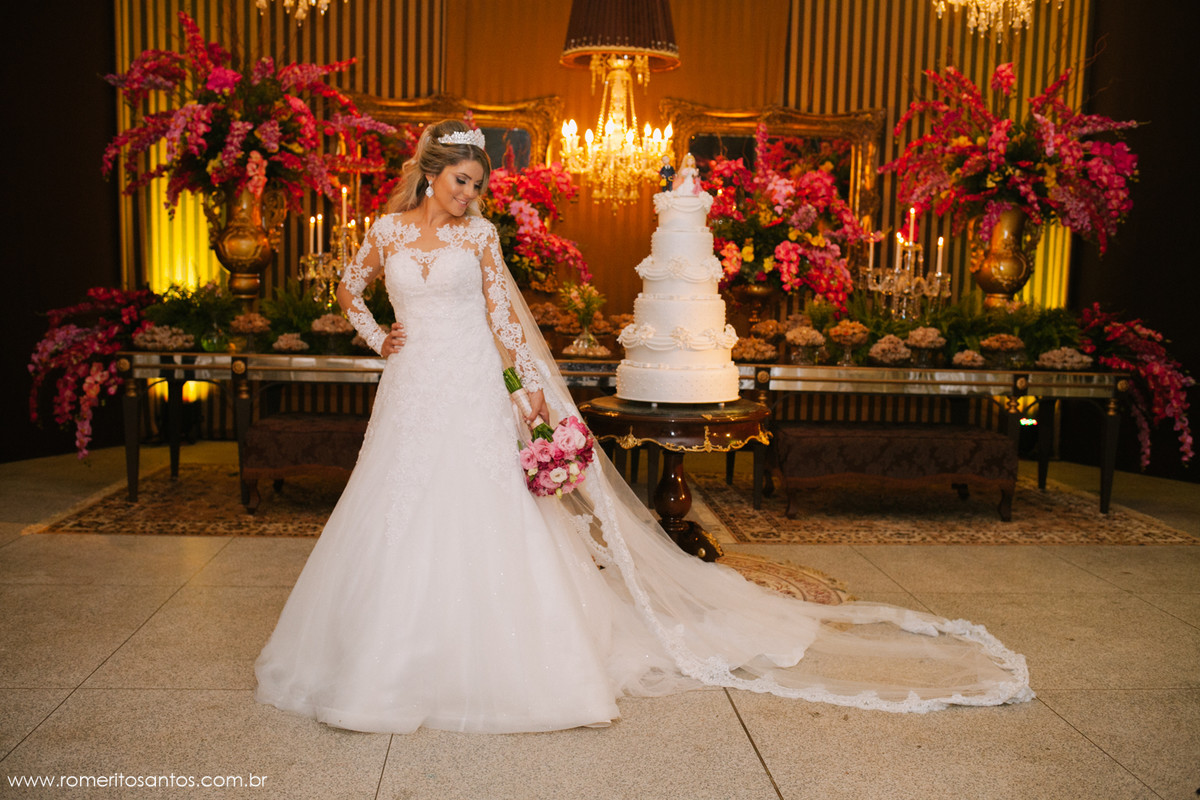 Noiva kely Bueno  pousando para um belo registro na decoração de sua festa