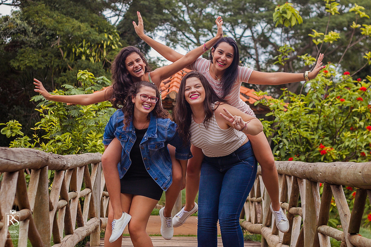 Amigas descontraídas no ensaio de 15 anos