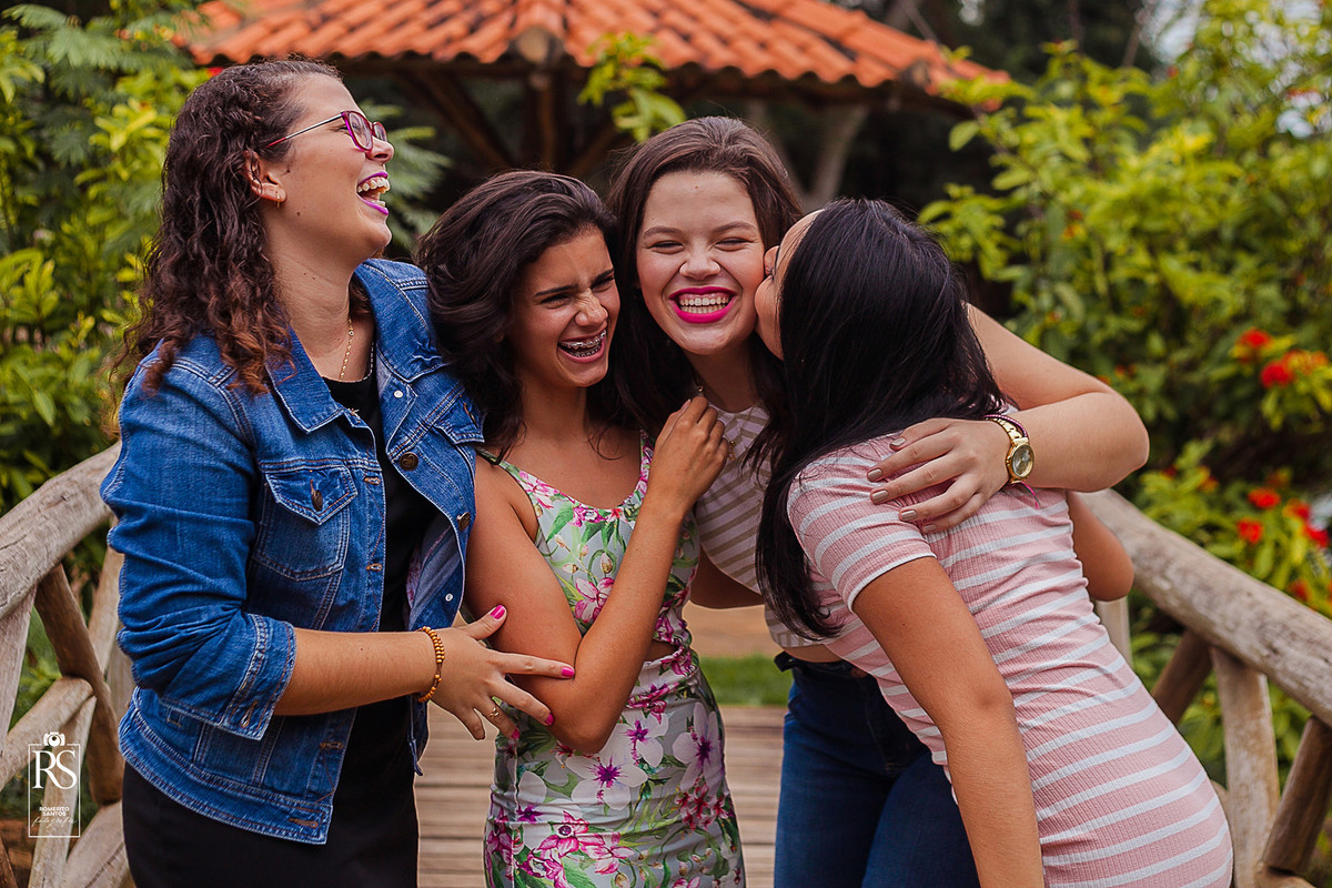 Amigas descontraídas no ensaio de 15 anos