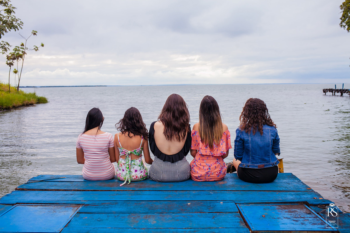 Amigas descontraídas no ensaio de 15 anos