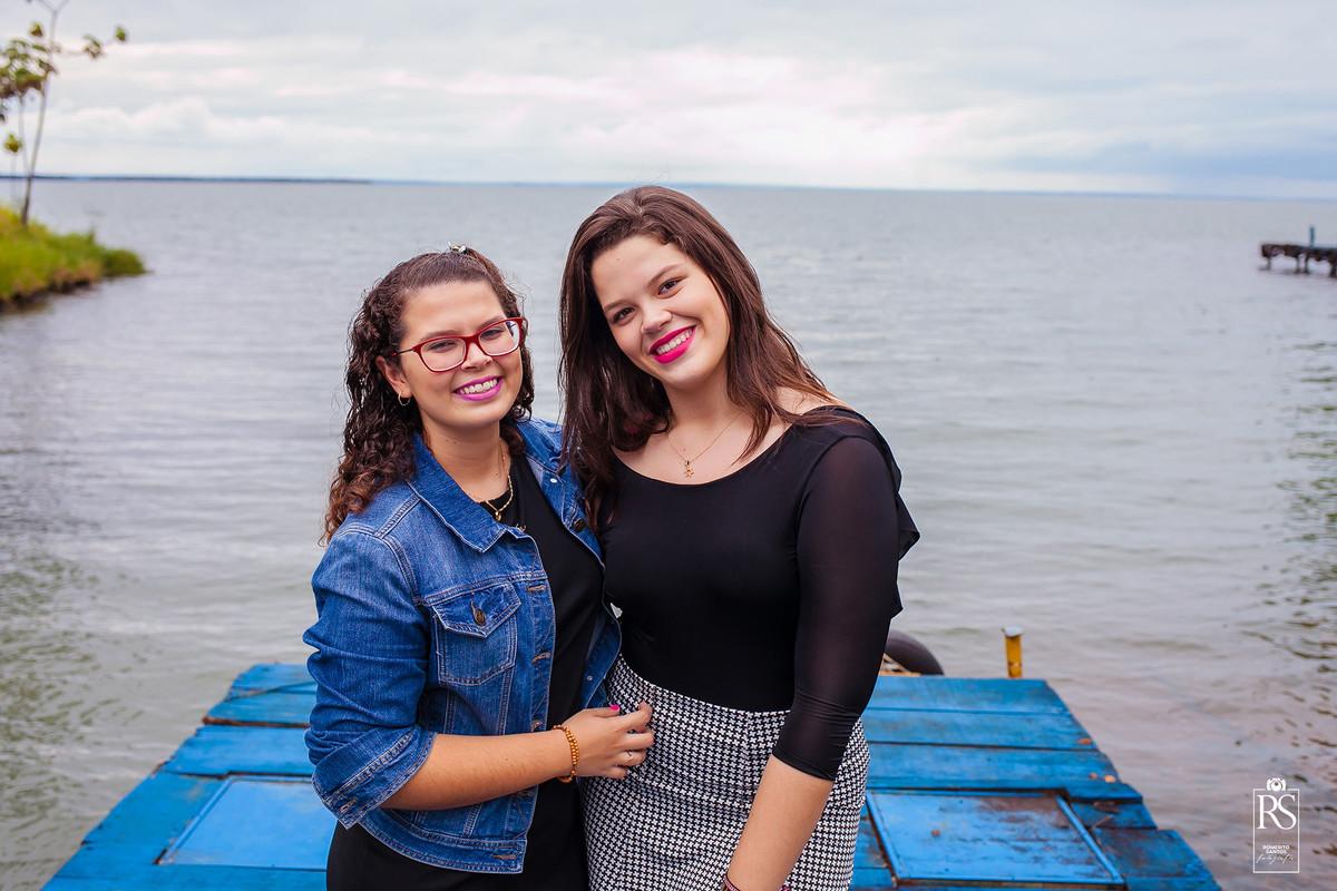 irmãs pousando em ensaio de 15 anos