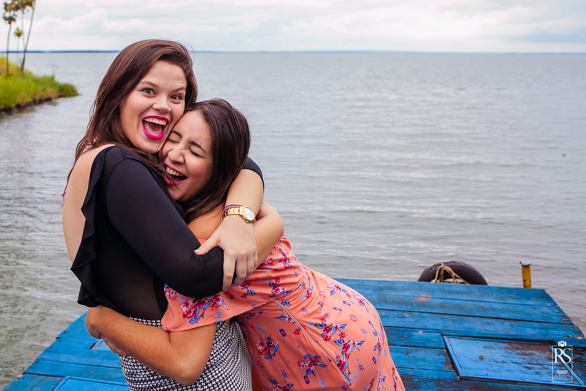 amigas inseparaveis em ensaio fotográfico de 15 anos sorrindo
