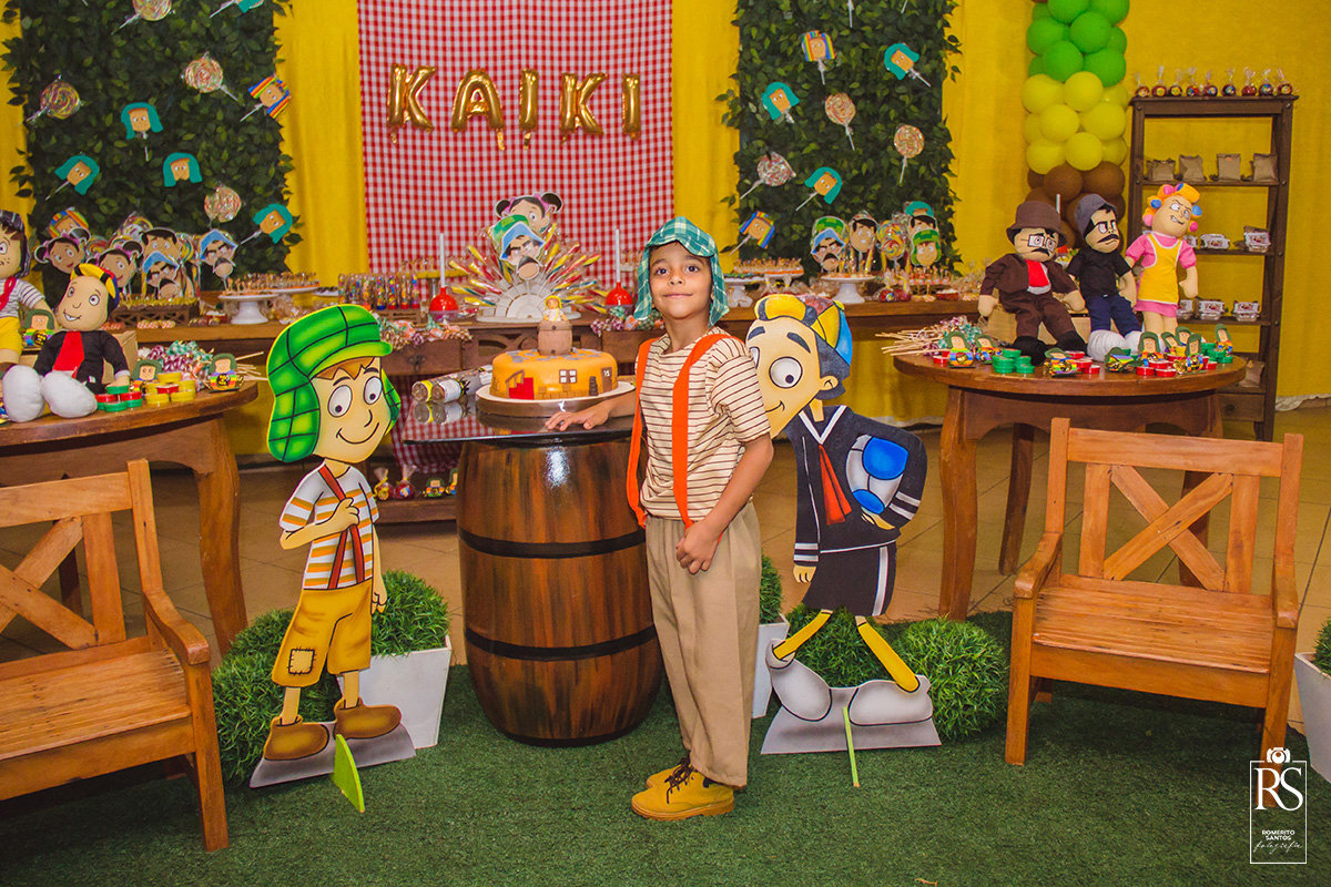 Aniversáriante Kaiki em sua festa de 6 anos com o tema Chaves