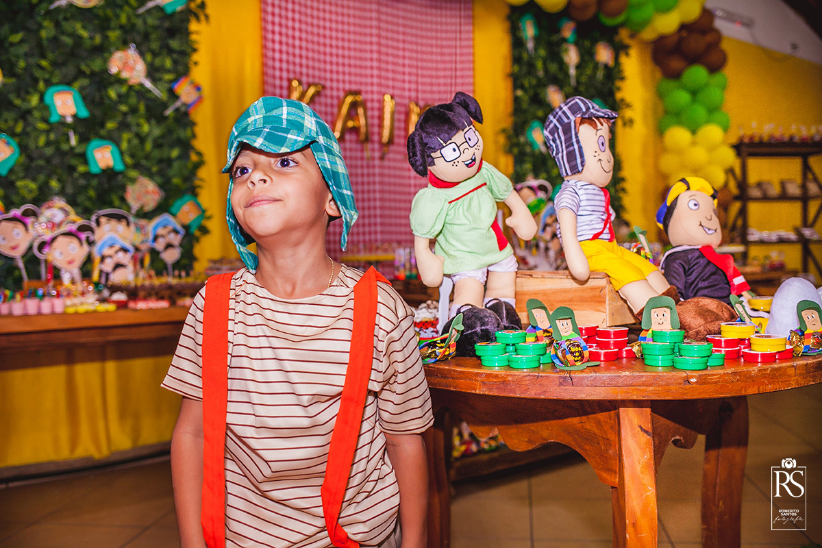 Aniversáriante Kaiki em sua festa de 6 anos com o tema Chaves