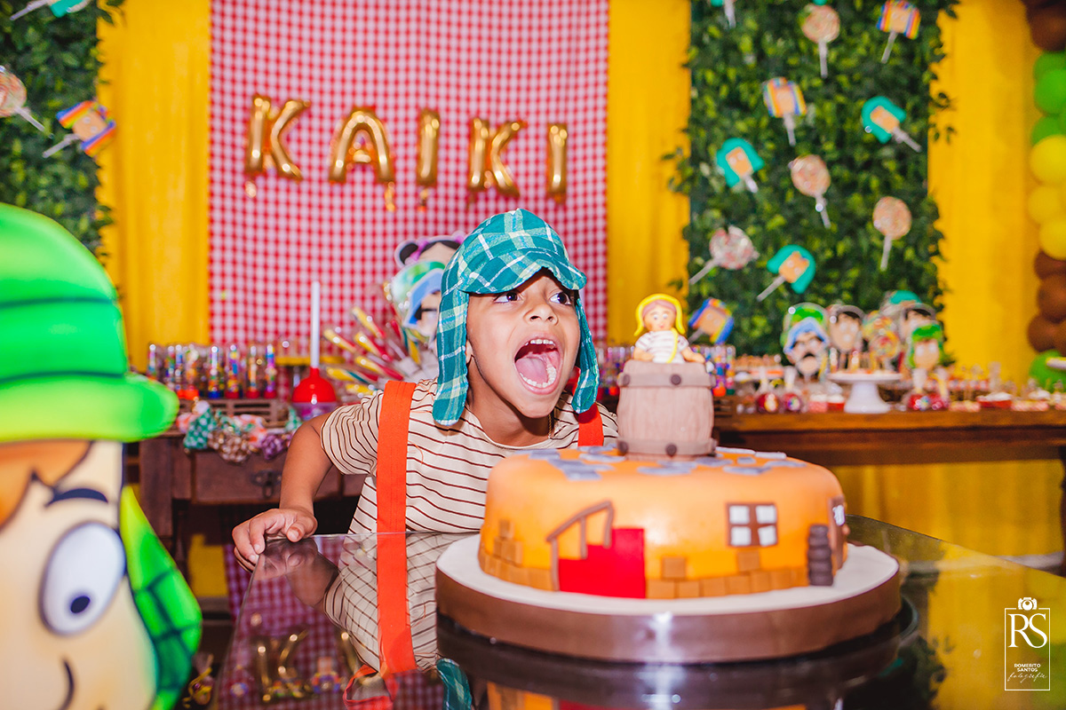 Aniversáriante Kaiki em sua festa de 6 anos com o tema Chaves
