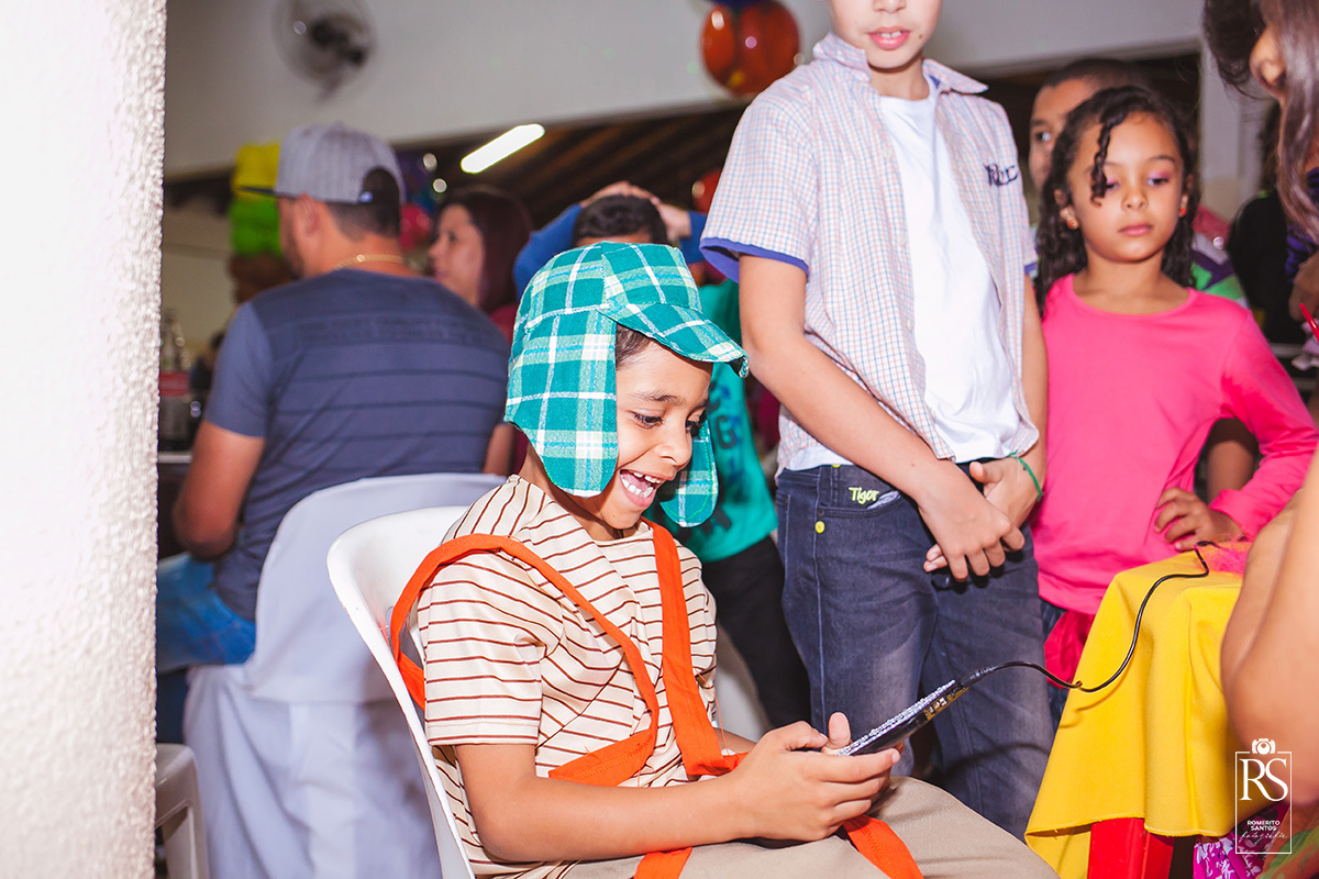 Aniversáriante Kaiki em sua festa de 6 anos com o tema Chaves