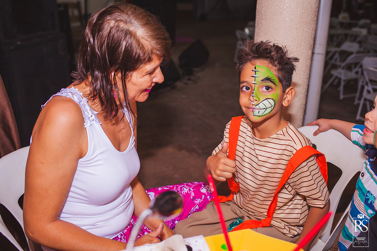 Aniversáriante Kaiki em sua festa de 6 anos com o tema Chaves