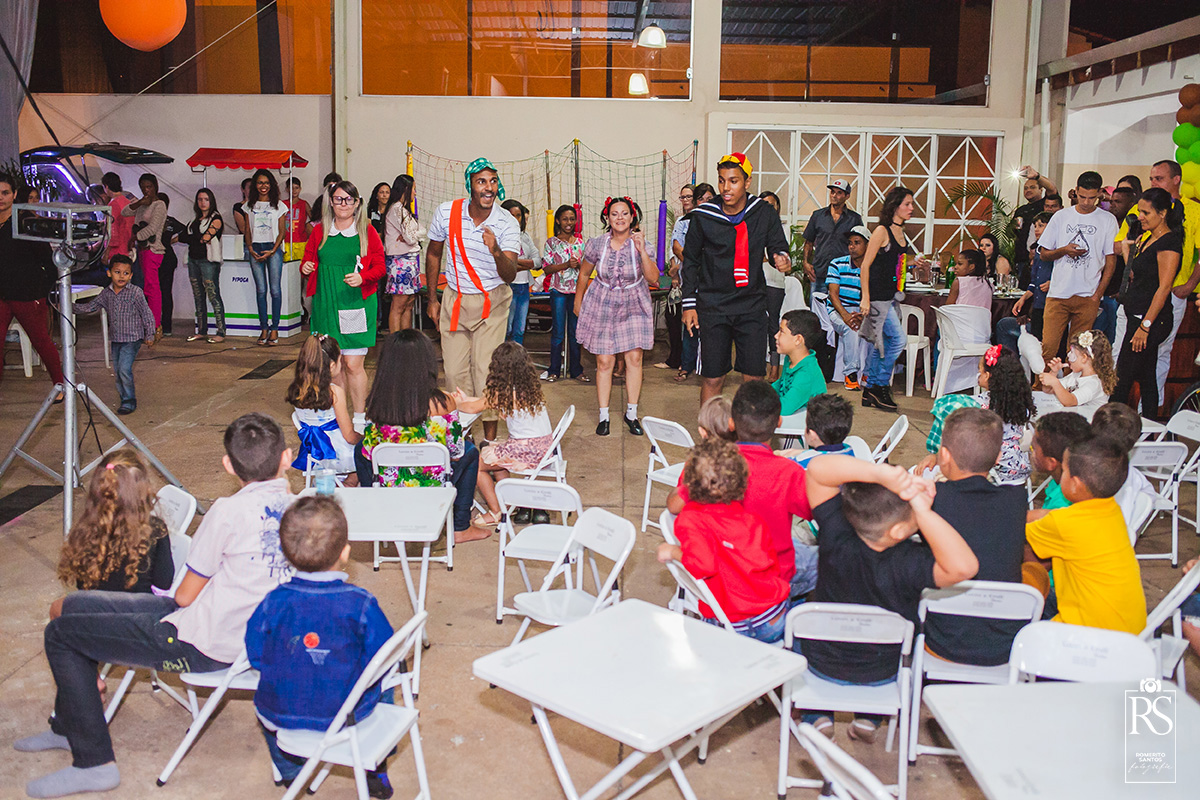 Aniversáriante Kaiki em sua festa de 6 anos com o tema Chaves