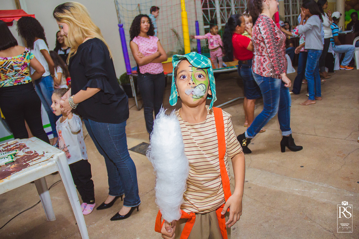 Aniversáriante Kaiki em sua festa de 6 anos com o tema Chaves