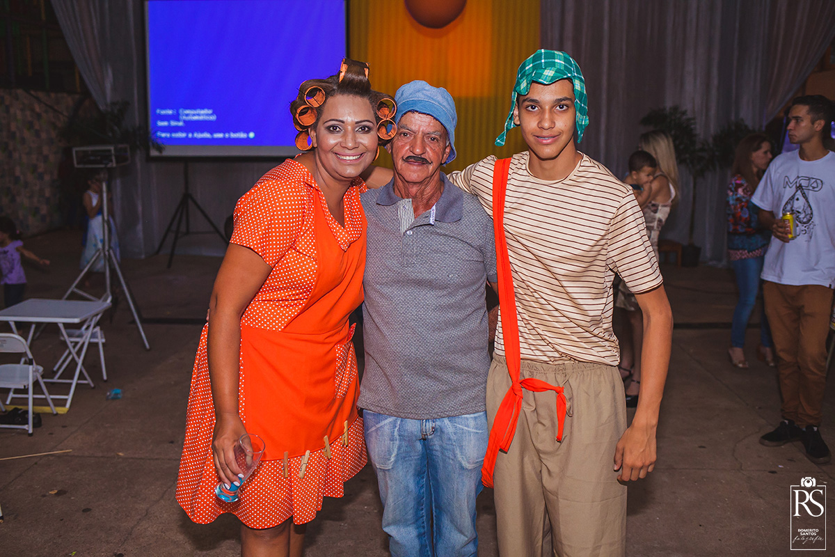 foto da familia tirada pelo o fotógrafo Romerito Santos Com o vestidos com o tema da festa Chaves