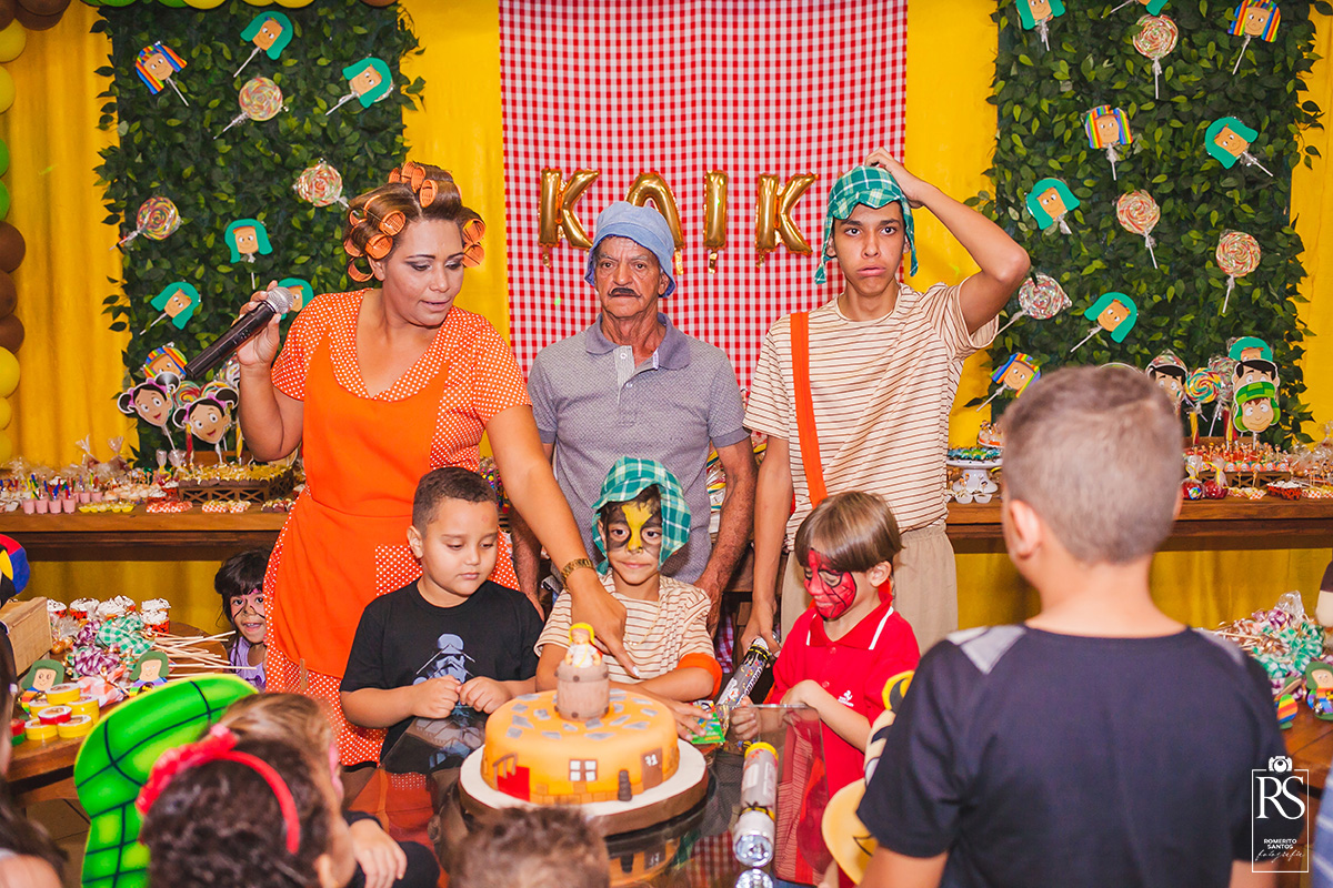 a hora do parabéns da festa de aniversário do Kaiki